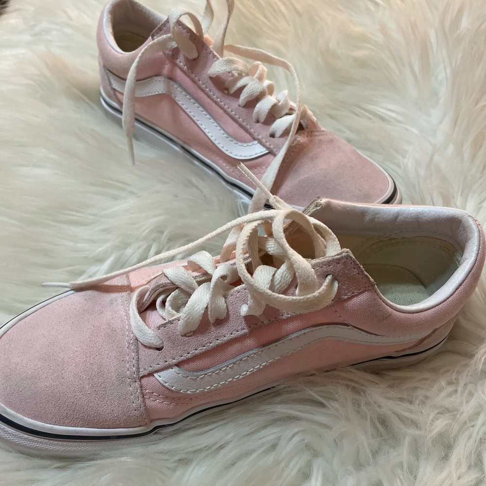 Light pink. Size 6. Great condition . Barely worn.